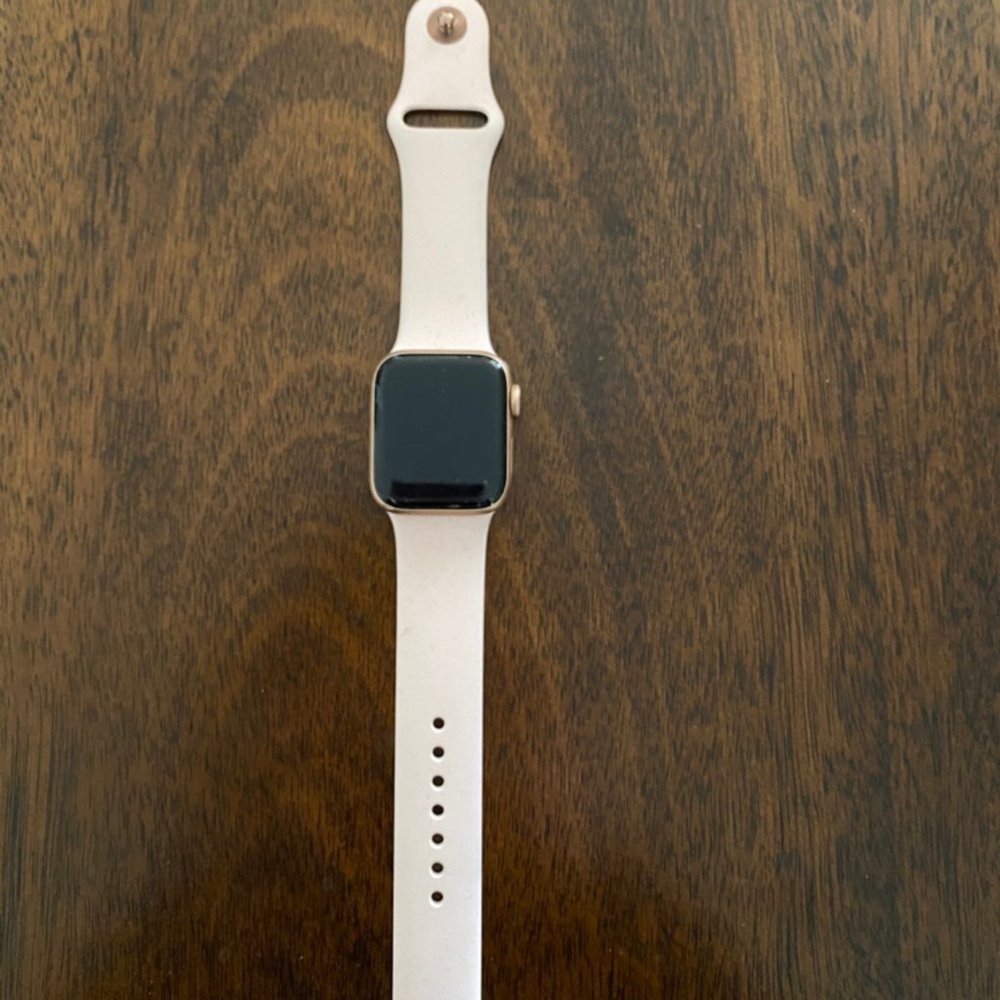 COPY - Apple iPhone Watch series 5 with pink band